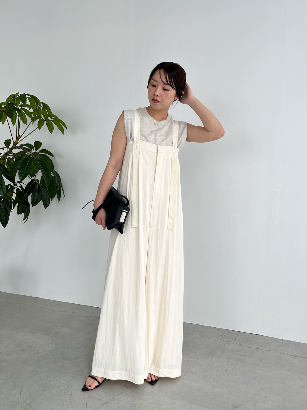 「最近のいい感じコーデ、大人カジュアル、春夏コーデ、淡色コーデ、ワントーン、ワントーンコーデ、サロペット、サンダル、きれいめカジュアル、オトナカジュアル、骨格ウェーブ、大人かわいい、スウェット、ノースリーブ、シンプルコーデ」｜「CAPRICIEUX LE'MAGEのノースリライトスウェットプルオーバー（Tシャツ/カットソー、ホワイト系）」を使った、mami_lemageさん（レディース・158cm）の春コーディネートの1枚目の写真