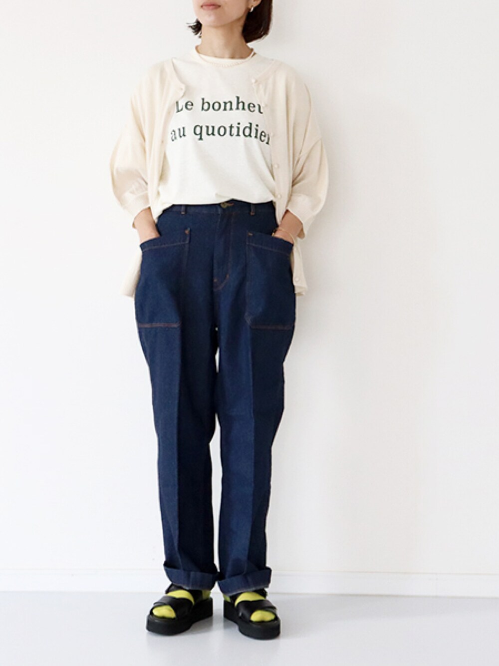 ブラック系のサンダル、ブルー系のデニムパンツ、ホワイト系のTシャツ/カットソーを着用したレディースの春コーディネートの1枚目の写真