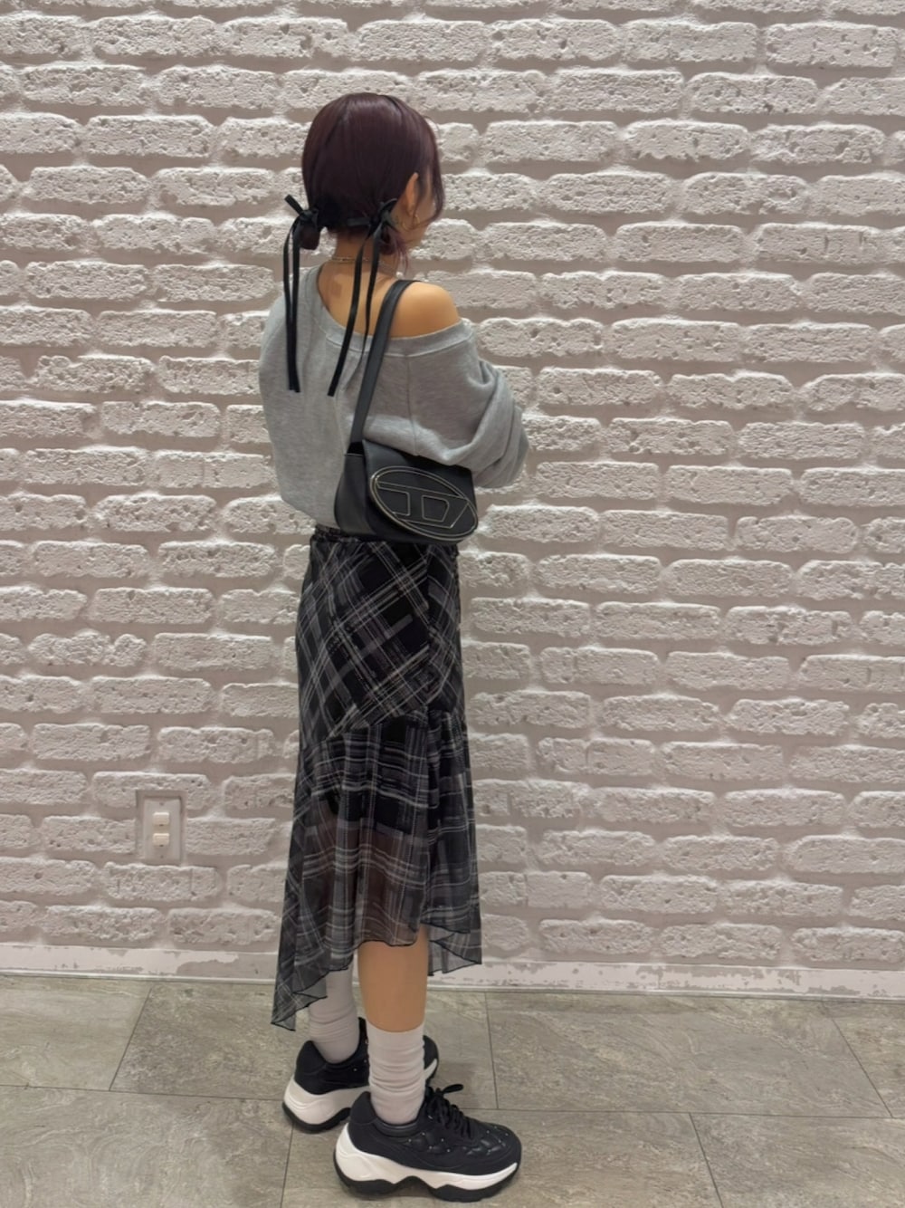「大人可愛い、スニーカー、スニーカーコーデ、スニーカー女子、スニーカー×靴下、低身長女子、低身長、REZOY」｜「REZOYの【25SS新作】【REZOY】ジンタンスタッズステッチスニーカー（スニーカー、ブラック系）」を使った、R&E_REZOY本部staffさん（レディース・148cm）の夏コーディネートの1枚目の写真