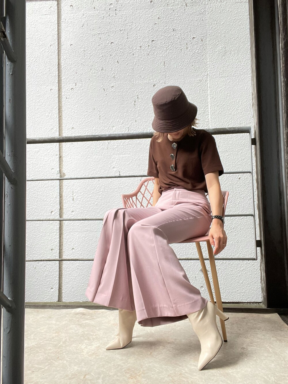 「秋コーデ、秋先取りコーデ、オトナ女子、大人カジュアル、きれいめカジュアル」｜「REZOYの【21AW新作】【REZOY】スティックヒールミドルストレッチブーツ（ブーツ、ホワイト系）」を使った、R&E_REZOY本部staffさん（レディース・162cm）の秋コーディネートの1枚目の写真