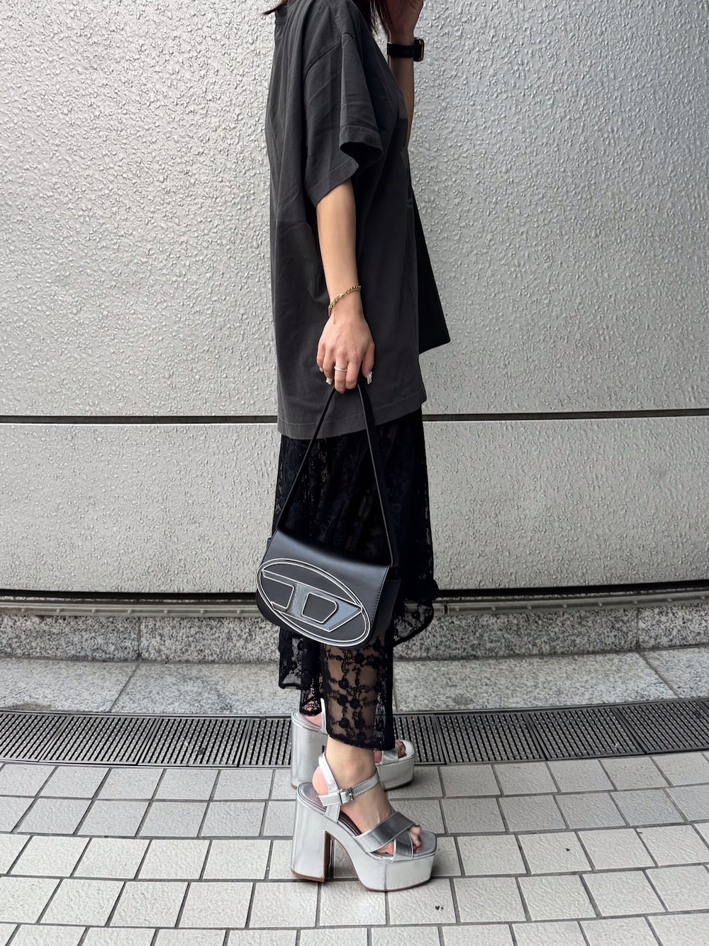 「春服コーデ、ラフコーデ、大人ファッション、ショルダーバッグ、モノトーン、モノトーンコーデ、シルバー、サンダル、サンダルコーデ、低身長、低身長コーデ」｜「R&Eの【25SS新作】【R&E】クロスストラップスクエアトゥチャンキーヒールサンダル（サンダル、シルバー系）」を使った、R&E_REZOY本部staffさん（レディース・148cm）の春コーディネートの1枚目の写真