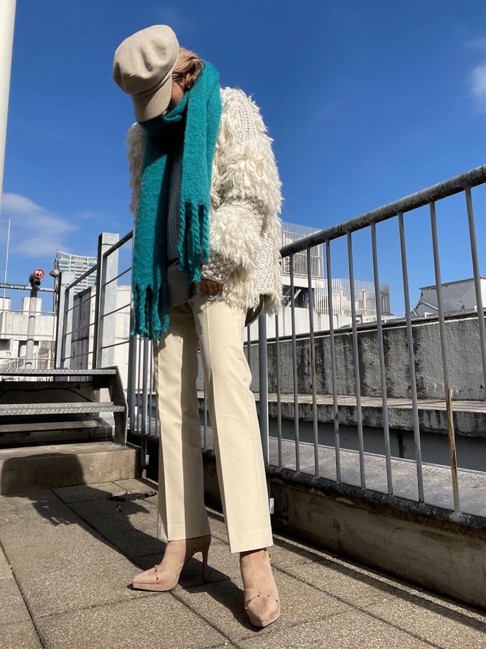 「大人カジュアル、大人コーデ、きれいめカジュアル、ハイヒールブーツ、スタッズ、きれいめコーディネート、ワントーンコーデ」｜「R&Eの【21AW新作】【R&E】スタッズポインテッドトゥショートブーツ（ブーツ、ベージュ系）」を使った、R&E_REZOY本部staffさん（レディース・162cm）の秋コーディネートの1枚目の写真