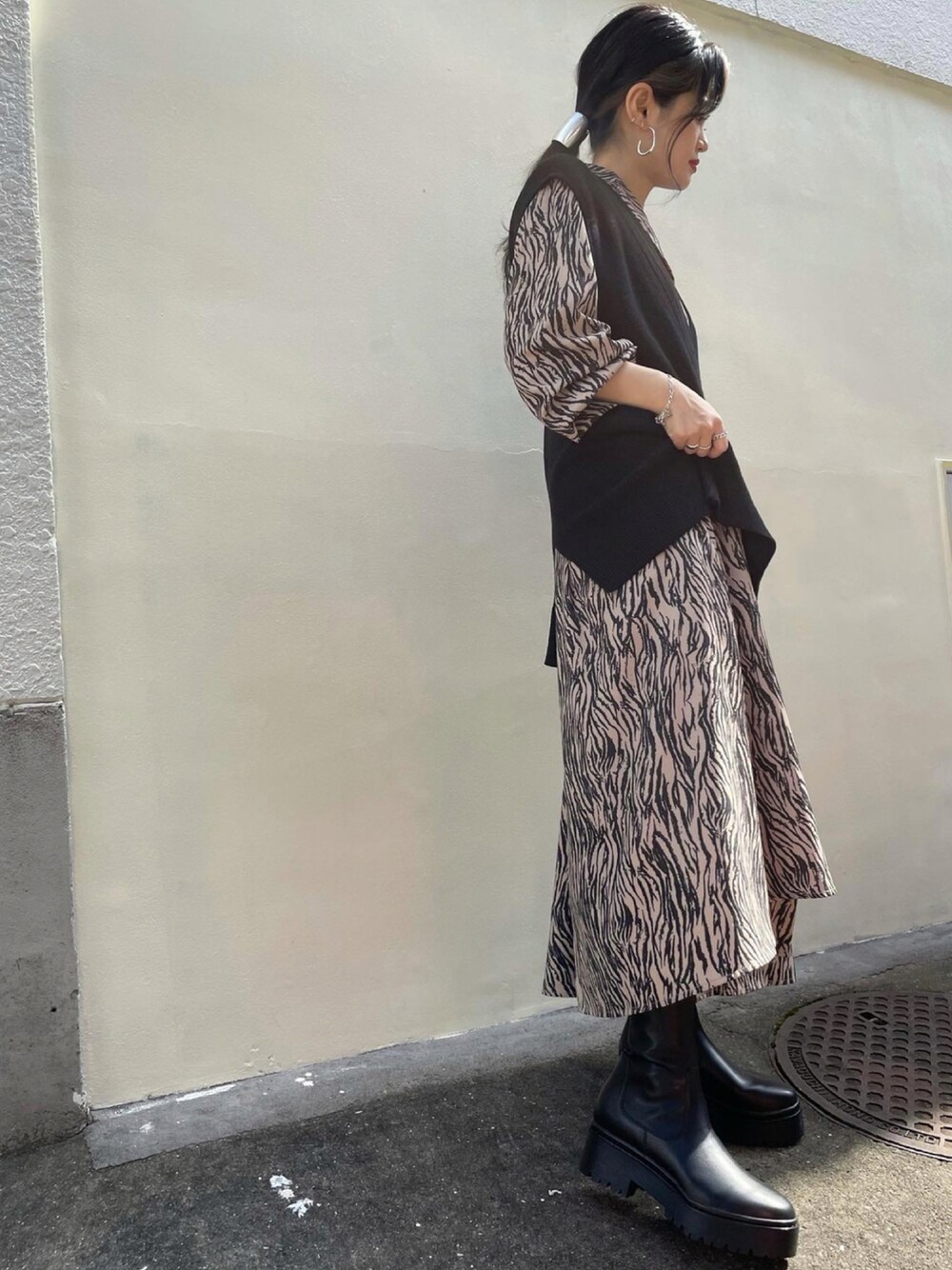 「大人カジュアル、低身長、ラクチンコーデ、低身長コーデ、秋コーデ、R&E渋谷109スタッフコーデ、低身長女子、トラックソールブーツ」｜「R&Eの【21AW新作】【R&E】トラックソールストレッチショートブーツ（ブーツ、ブラック系）」を使った、R&E_REZOY本部staffさん（レディース・148cm）の秋コーディネートの1枚目の写真