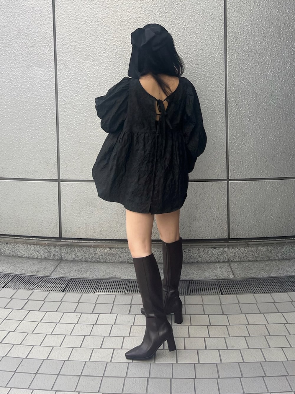 「ロングブーツ、ブーツ、ブーツスタイル、ブーツコーデ、リボン、モノトーン、低身長、低身長コーデ」｜「R&Eの【23AW新作】【REZOY】ベルト付き2WAYポインテッドトゥロングブーツ（ブーツ、ブラウン系）」を使った、R&E_REZOY本部staffさん（レディース・148cm）の秋コーディネートの1枚目の写真