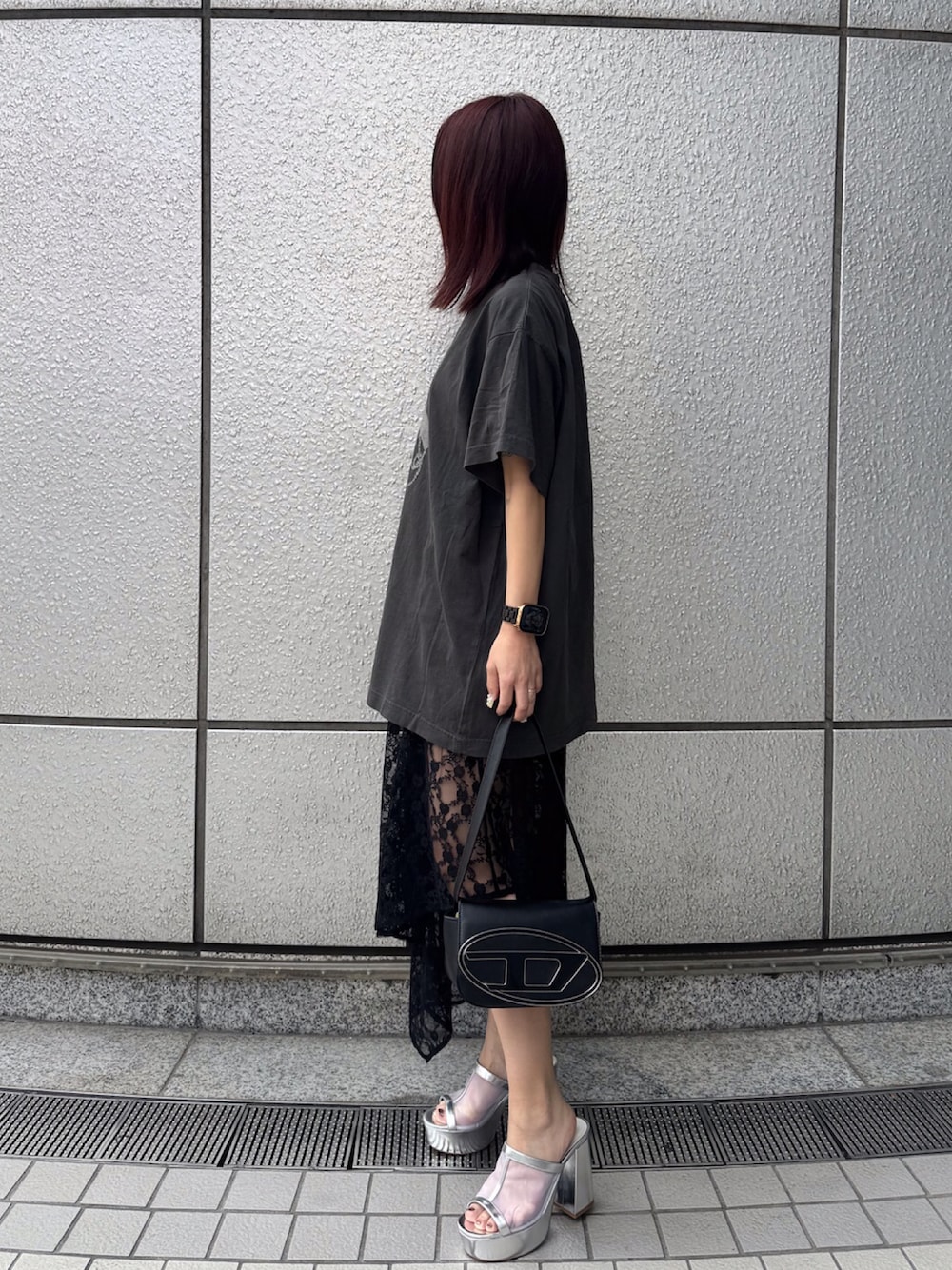 「春服コーデ、ラフコーデ、オトナカジュアル、モノトーンコーデ、モノトーン、サンダル、サンダルコーデ、シルバー、低身長コーデ、低身長」｜「R&Eの【R&E】チャンキーヒールチュールカバー厚底サンダル（サンダル、シルバー系）」を使った、R&E_REZOY本部staffさん（レディース・148cm）の春コーディネートの1枚目の写真