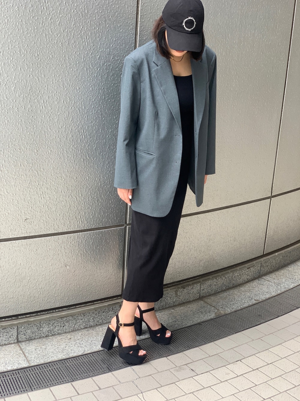 「ジャケット、ジャケットスタイル、キャップ、サンダル、サンダルコーデ、春夏コーデ、高身長、高身長女子」｜「R&Eの【24SS新作】【R&E】チャンキーヒールクロスストラップ厚底サンダル（サンダル、ブラック系）」を使った、R&E_REZOY本部staffさん（レディース・164cm）の春コーディネートの1枚目の写真