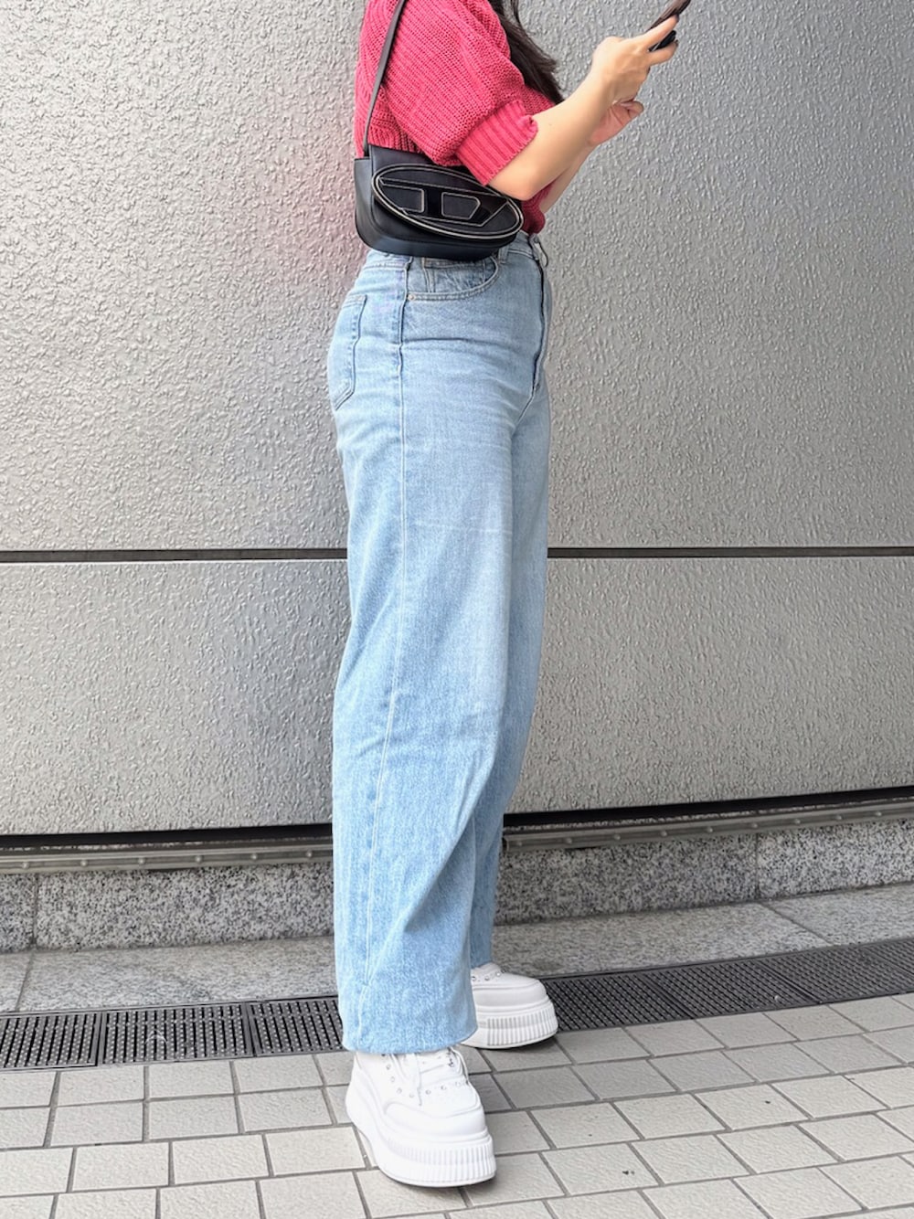 「春服コーデ、デニム、ラフコーデ、スニーカー、スニーカーコーデ、スニーカー女子、厚底スニーカー、厚底、低身長コーデ」｜「R&Eの【R&E】ビジューデコレイト厚底スニーカー（スニーカー、ホワイト系）」を使った、R&E_REZOY本部staffさん（レディース・153cm）の春コーディネートの1枚目の写真