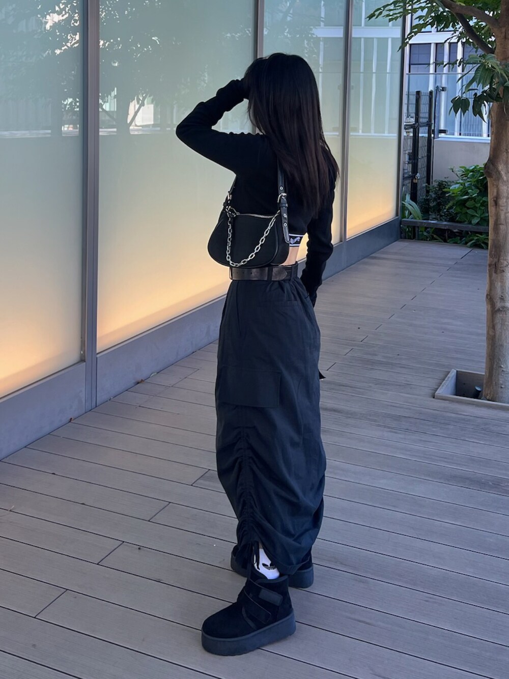 「ムートンブーツ、厚底、ベルト付き、ブラック、ブラックコーデ、ブーツスタイル、休日スタイル、低身長、低身長コーデ」｜「R&Eの【23AW新作】【R&E】Wベルト厚底ムートンブーツ（ブーツ、ブラック系）」を使った、R&E_REZOY本部staffさん（レディース・148cm）の秋コーディネートの1枚目の写真