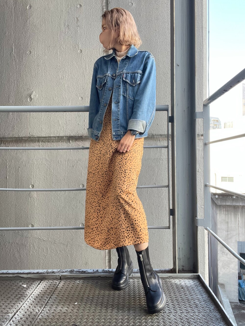 ブラック系のブーツを着用したレディースの秋コーディネートの1枚目の写真