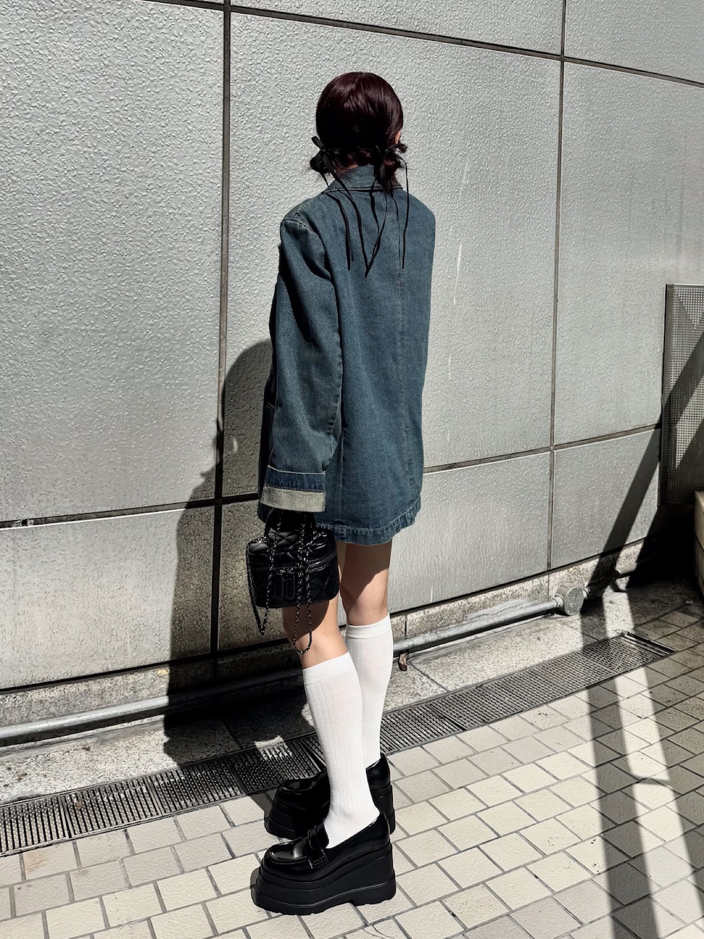 「デニムジャケット、厚底シューズ、厚底ローファー、キレイめカジュアル、低身長、低身長コーデ、春コーデ」｜「R&Eの【25SS新作】【R&E】トリプルソール×スクエアトゥ厚底コインローファー（ローファー、ブラック系）」を使った、R&E_REZOY本部staffさん（レディース・148cm）の春コーディネートの1枚目の写真