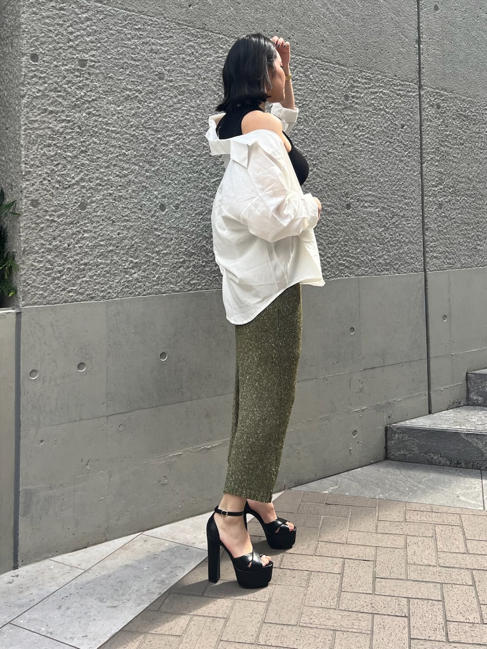 「夏コーデ、サンダル、シンプル、シャツスタイル、高身長、高身長女子」｜「R&Eの【R&E】太ヒールクロスストラップハイヒールサンダル（サンダル、ブラック系）」を使った、R&E_REZOY本部staffさん（レディース・164cm）の夏コーディネートの1枚目の写真