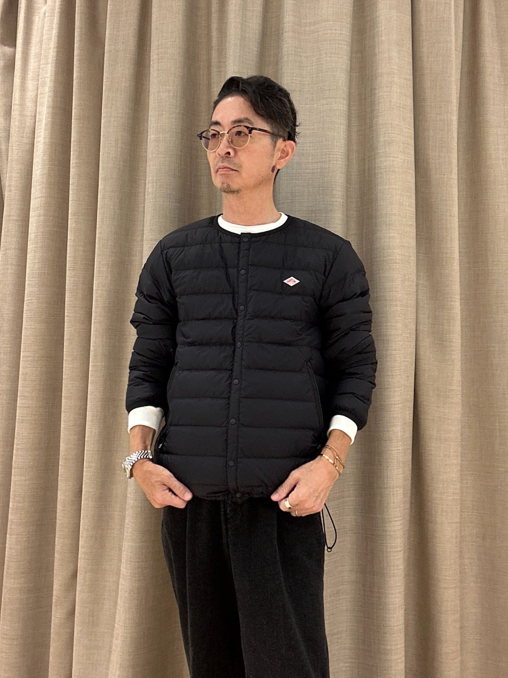 ホワイト系のTシャツ/カットソー、ブラック系のその他パンツを着用したメンズの秋コーディネートの1枚目の写真