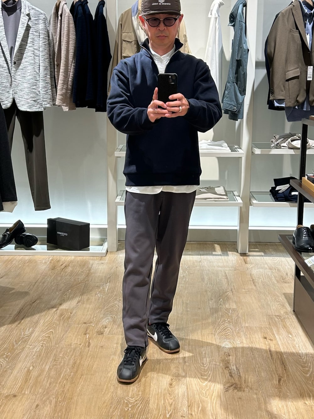 ブルー系のスウェット、ホワイト系のシャツ/ブラウス、ブラウン系のキャップを着用したメンズの春コーディネートの1枚目の写真