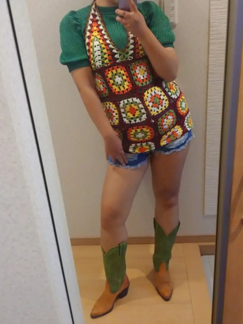 「モチーフニット、クロシェ編み、クロシェ編みチュニック、レイヤード、ラメニット トップス、グリーン、ウエスタンブーツ、ウエスタンコーデ」｜「SHEINのアイテム（チュニック、その他）」を使った、RURUMIさん（レディース・155cm）の秋コーディネートの1枚目の写真