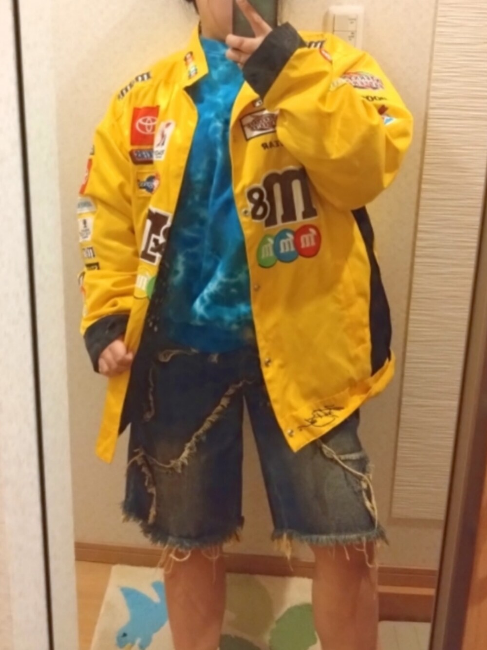 「ストリートコーデ、ハーフデニムパンツ、レーシングジャケット、ブルースウェット、プルオーバー、オーバーシルエット、ボーイッシュ、イエロージャケット、ブルートップス、イエロー×ブルー」｜「m&msのアイテム（その他アウター、イエロー系）」を使った、RURUMIさん（レディース・155cm）の冬コーディネートの1枚目の写真