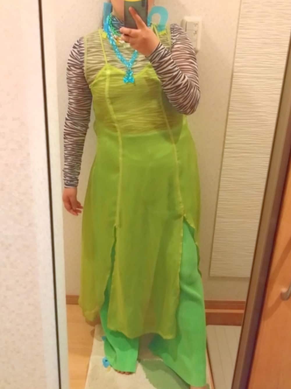 「グリーンコーデ、ライム、シアートップス、シアーワンピース、レイヤード、プリーツパンツ、グリーンパンツ、ゼブラ柄トップス、ネックレス重ね付け、おおぶりピアス」｜「jouetieのアイテム（ワンピース、イエロー系）」を使った、RURUMIさん（レディース・155cm）の春コーディネートの1枚目の写真