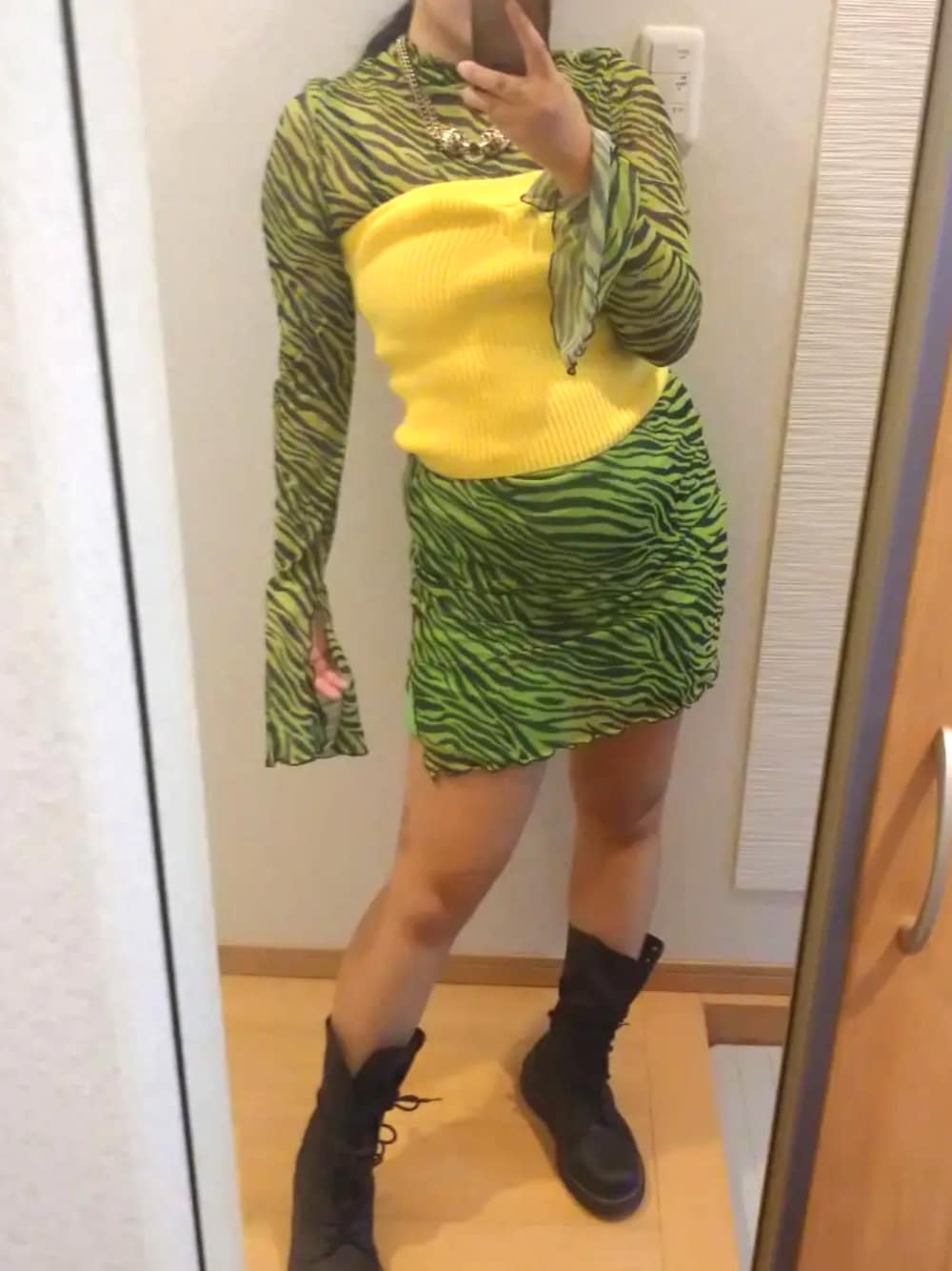 「シースルーワンピース、シースルーワンピース レイヤード、ミニワンピース、ミニワンピ×ブーツ、グリーン、グリーン×イエロー、ニットビスチェ、ベアトップ、レザーブーツ、ブーツ 黒」｜「SHEINのアイテム（ワンピース、グリーン系）」を使った、RURUMIさん（レディース・155cm）の秋コーディネートの1枚目の写真