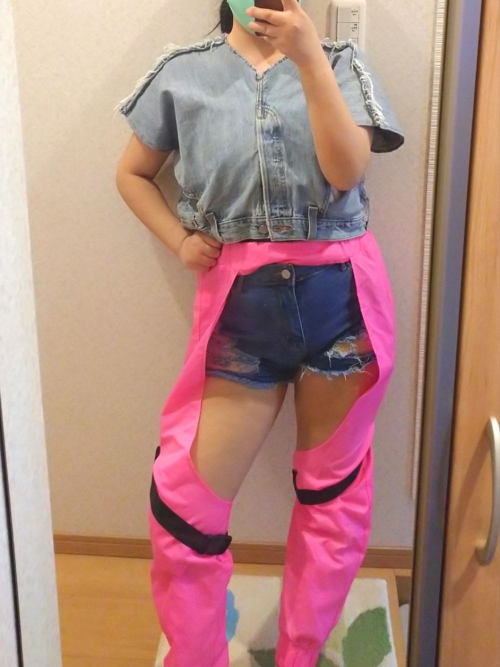 ブルー系のその他トップス、ブルー系のデニムパンツ、ピンク系のカーゴパンツを着用したレディースの春コーディネートの1枚目の写真