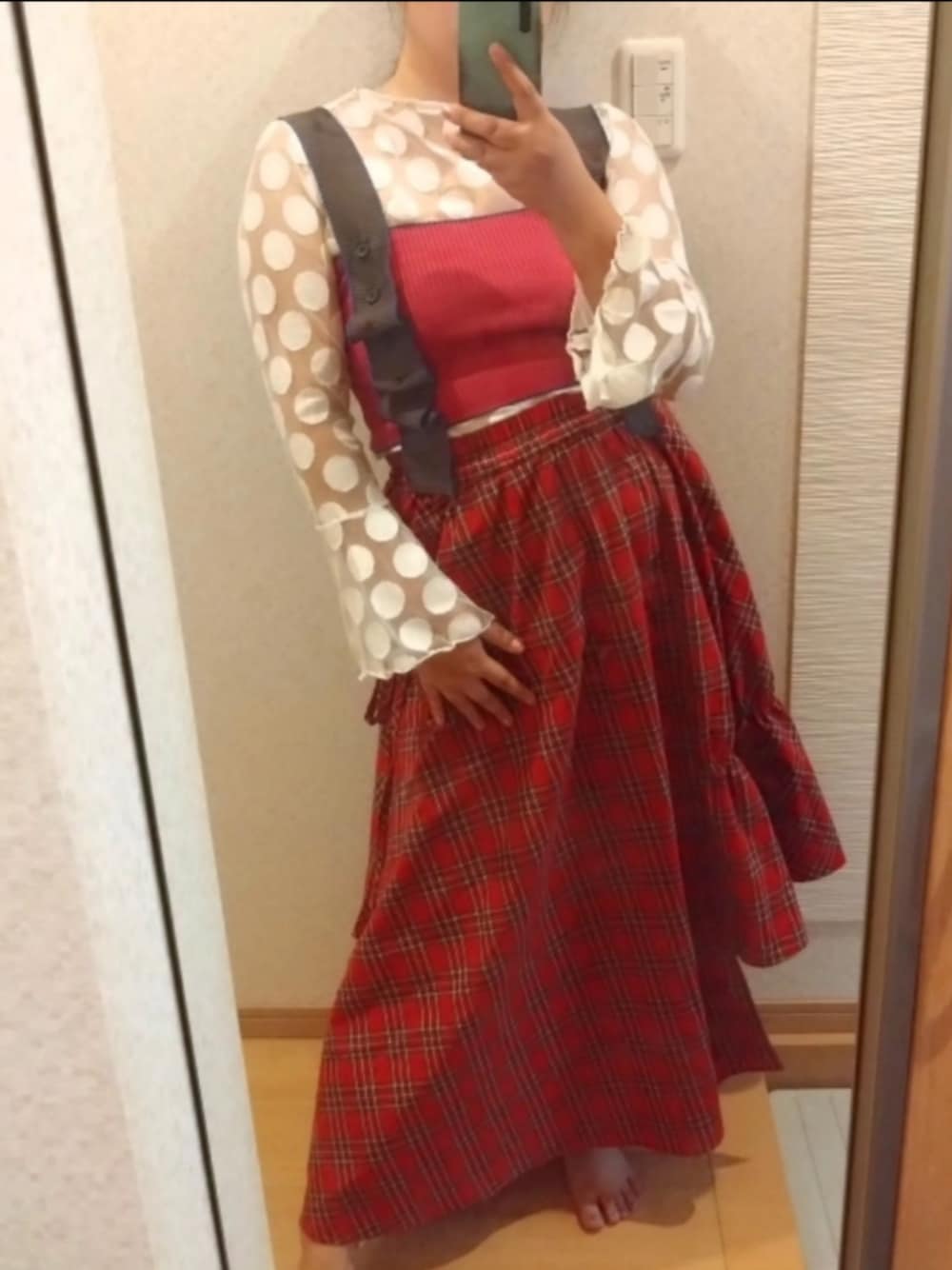 「夏、柄×柄、シアートップス、ドット柄トップス、タータンチェックスカート、赤スカート、赤チェックスカート、ニットビスチェ レイヤード、ロングスカート、アシンメトリースカート、ドット柄×チェック」｜「rrr tokyoのアイテム（Tシャツ/カットソー、ホワイト系）」を使った、RURUMIさん（レディース・155cm）の夏コーディネートの1枚目の写真