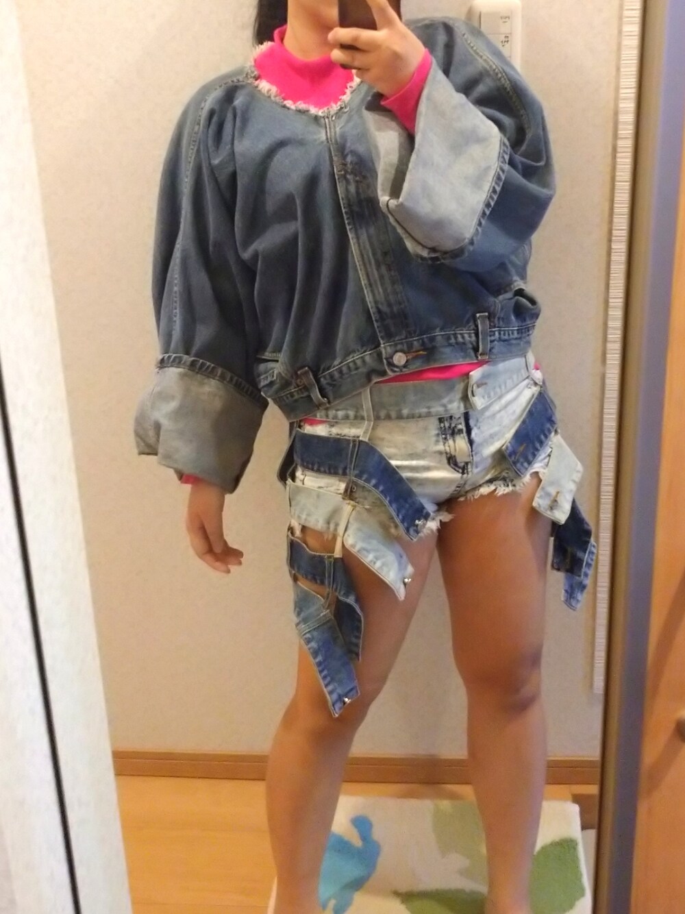 ブルー系のその他トップス、ピンク系のTシャツ/カットソー、ブルー系のデニムパンツを着用したレディースの春コーディネートの1枚目の写真