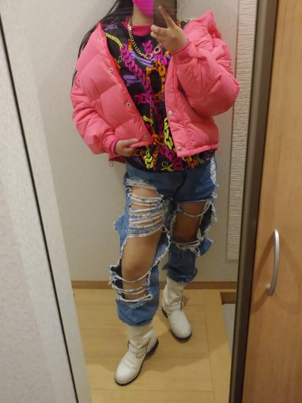 その他のスウェット、ピンク系のダウンジャケット/コート、ブルー系のデニムパンツを着用したレディースの冬コーディネートの1枚目の写真