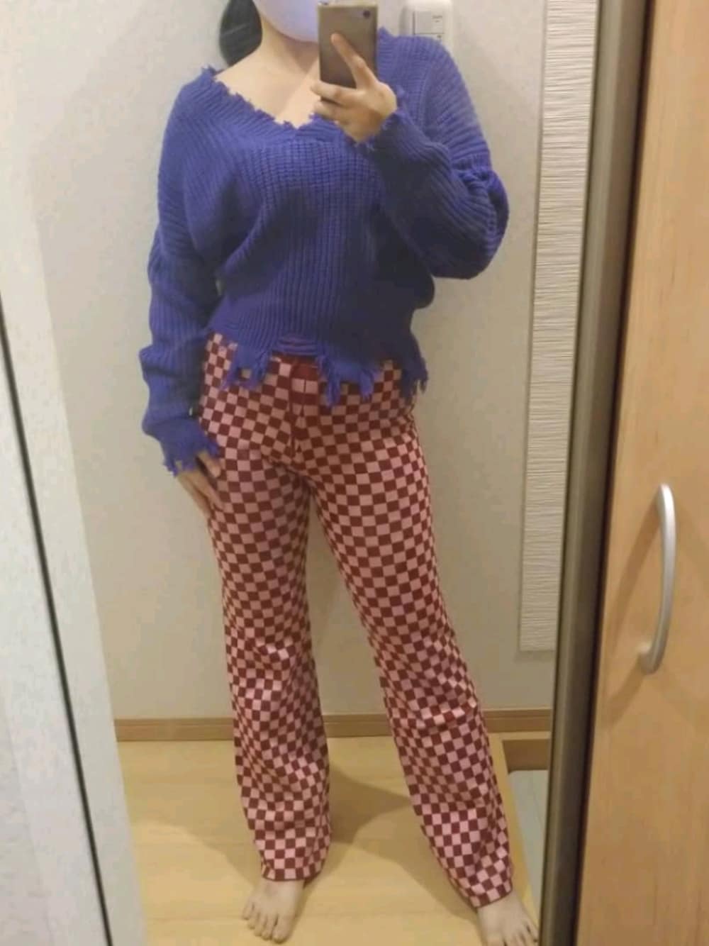 「ニットパンツコーデ、市松模様パンツ、ダメージニット、パープル×レッド」｜「jouetieのアイテム（パンツ、レッド系）」を使った、RURUMIさん（レディース・155cm）の秋コーディネートの1枚目の写真