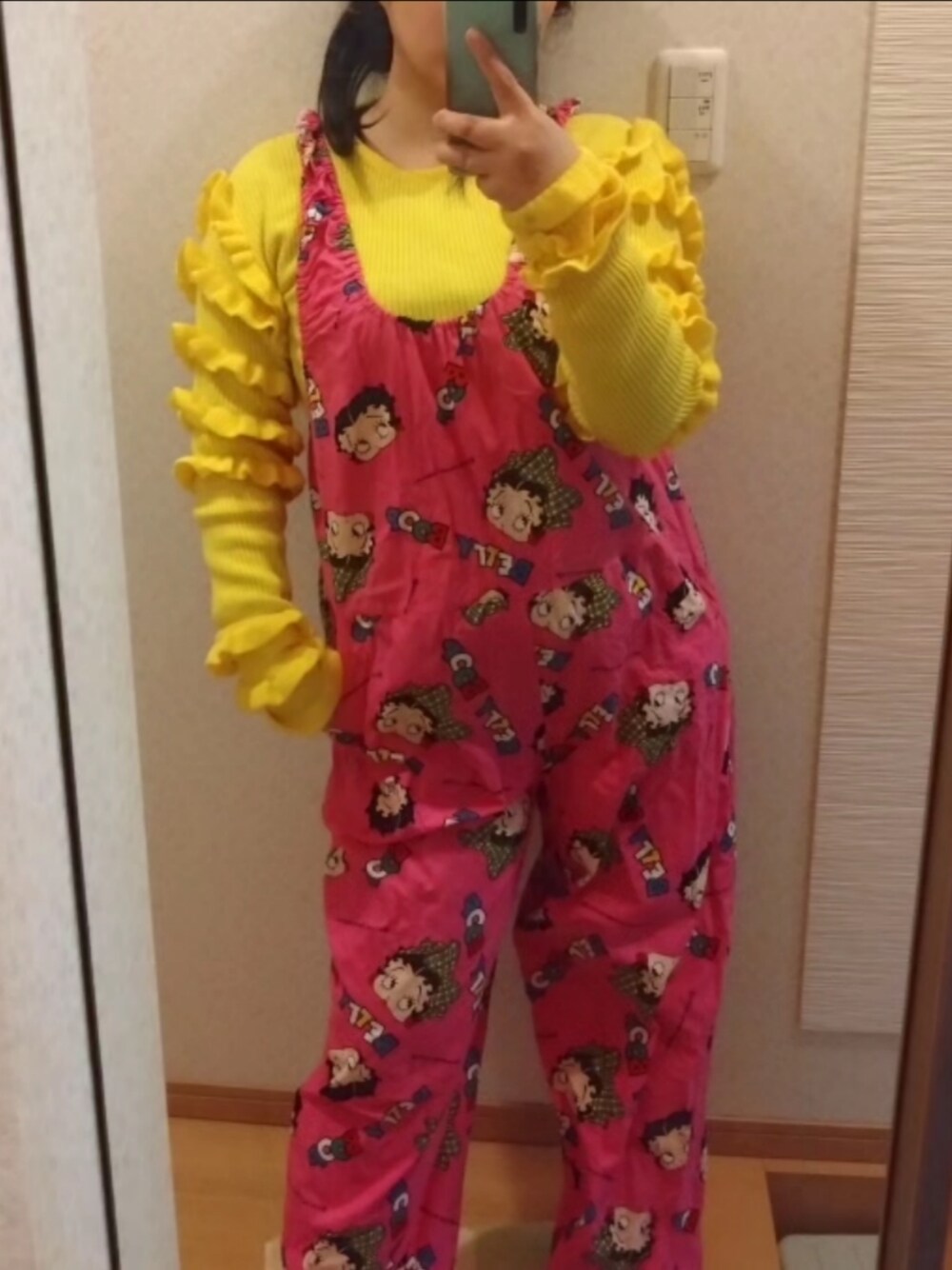 「似合うラボに行こう、ベティーちゃん、イエローニット、オールインワン、総柄オールインワン、ピンク、ピンクオールインワン、イエロー×ピンク、カラフルコーデ」｜「BETTY BOOPのアイテム（つなぎ/オールインワン、ピンク系）」を使った、RURUMIさん（レディース・155cm）の冬コーディネートの1枚目の写真