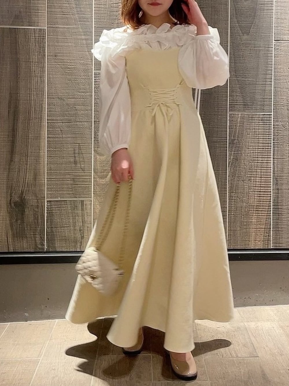 「オトナ女子、フリル、ブラウス、ワンピース、お出かけコーデ、骨格ウェーブ、春コーデ、deicy、mecouture」｜「DEICYのフリルギャザーオフショルブラウス（シャツ/ブラウス、ホワイト系）」を使った、DEICYさん（レディース・160cm）の冬コーディネートの1枚目の写真