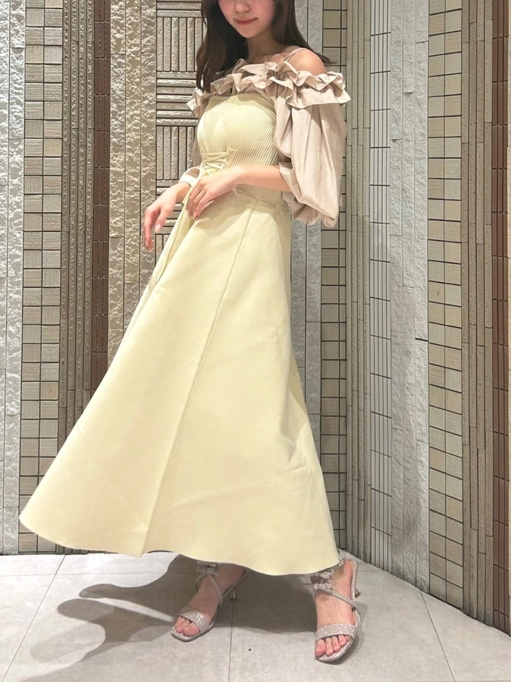 「オトナ女子、大人ガーリー、お出かけコーデ、休日スタイル、ワンピース、フリル、ブラウス、春コーデ、deicy、mecouture」｜「DEICYのレースアップニットビスチェワンピース（ワンピース、ホワイト系）」を使った、DEICYさん（レディース・160cm）の冬コーディネートの1枚目の写真