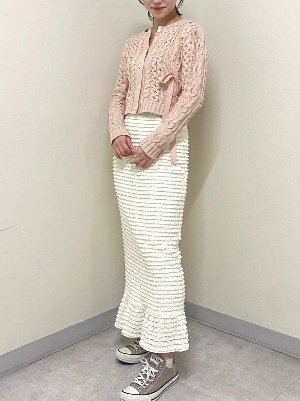 「大人カジュアル、大人ガーリー、オトナ女子、大人かわいい、フリル、スカート、春コーデ、deicy、mecouture」｜「DEICYのリボンケーブルカーディガン（カーディガン/ボレロ、ピンク系）」を使った、DEICYさん（レディース・160cm）の冬コーディネートの1枚目の写真