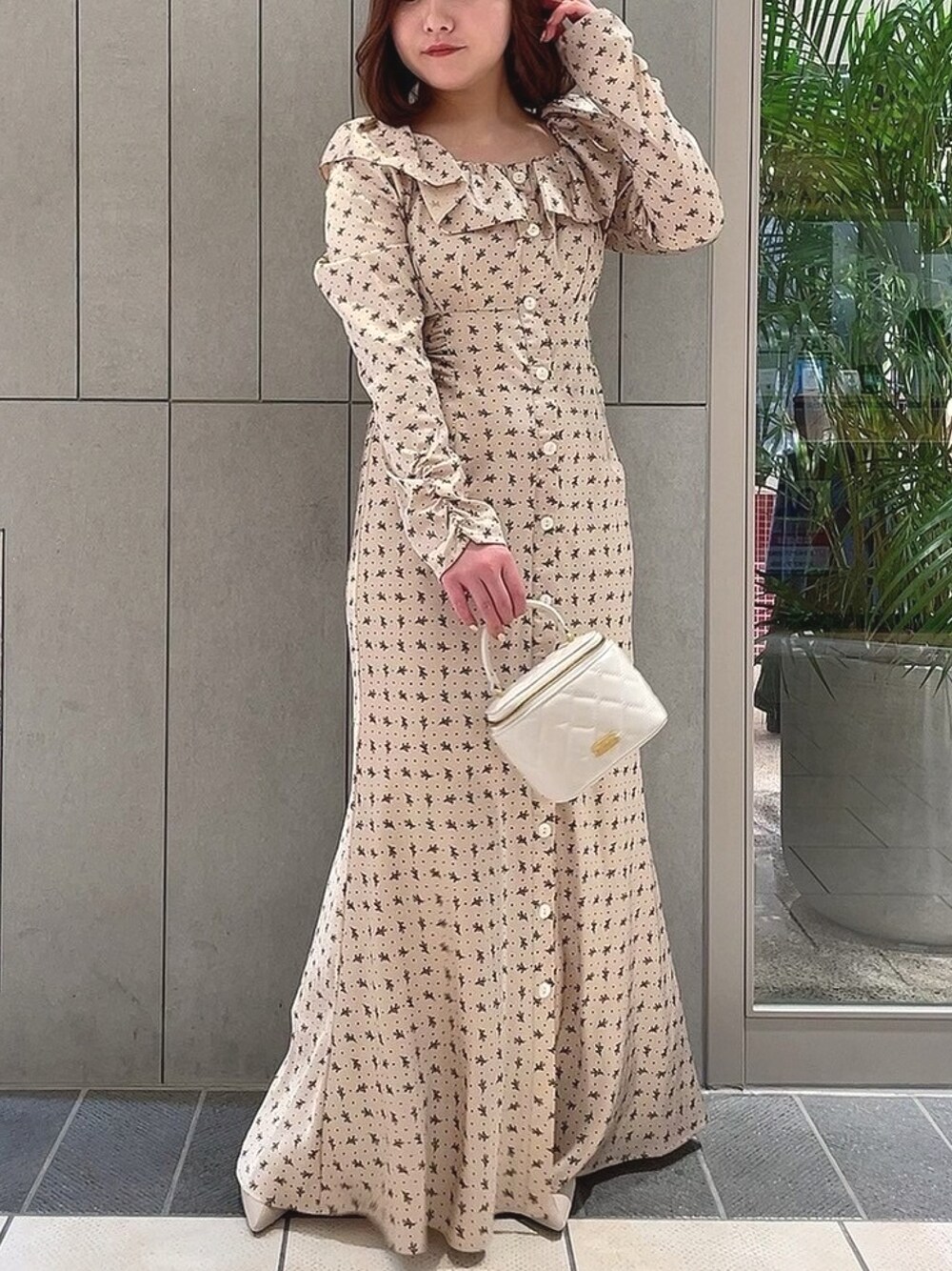 「大人女子、大人ガーリー、お出かけコーデ、花柄、花柄ワンピース、ワンピース、春コーデ、deicy、mecouture」｜「DEICYのキルティングボックスバッグ（ショルダーバッグ、ホワイト系）」を使った、DEICYさん（レディース・160cm）の冬コーディネートの1枚目の写真