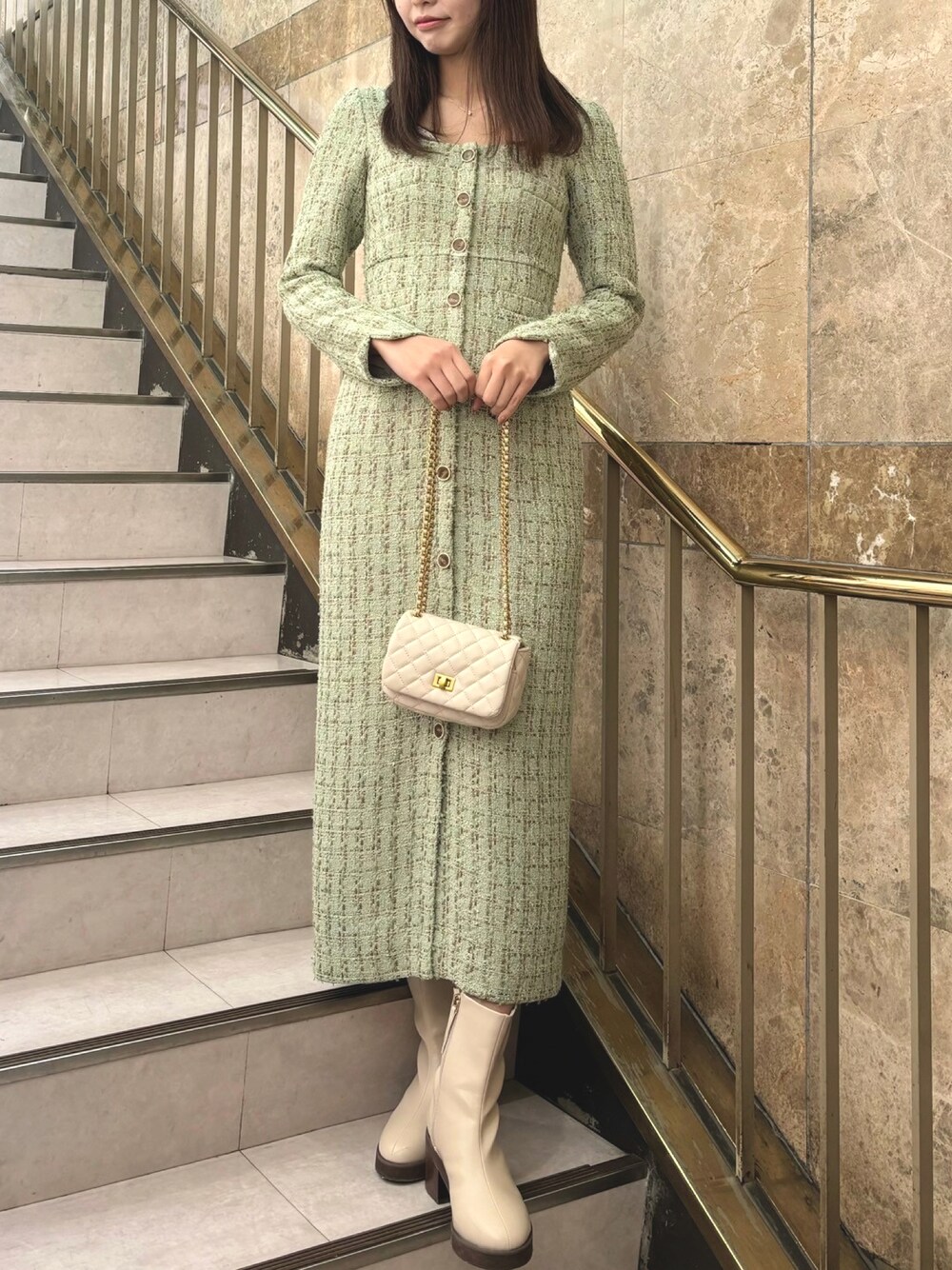 「お出かけコーデ、大人女子、ツイード、ワンピース、春コーデ、deicy、mecouture」｜「ME COUTUREのチェックツイードワンピース（ワンピース、グリーン系）」を使った、DEICYさん（レディース・160cm）の冬コーディネートの1枚目の写真