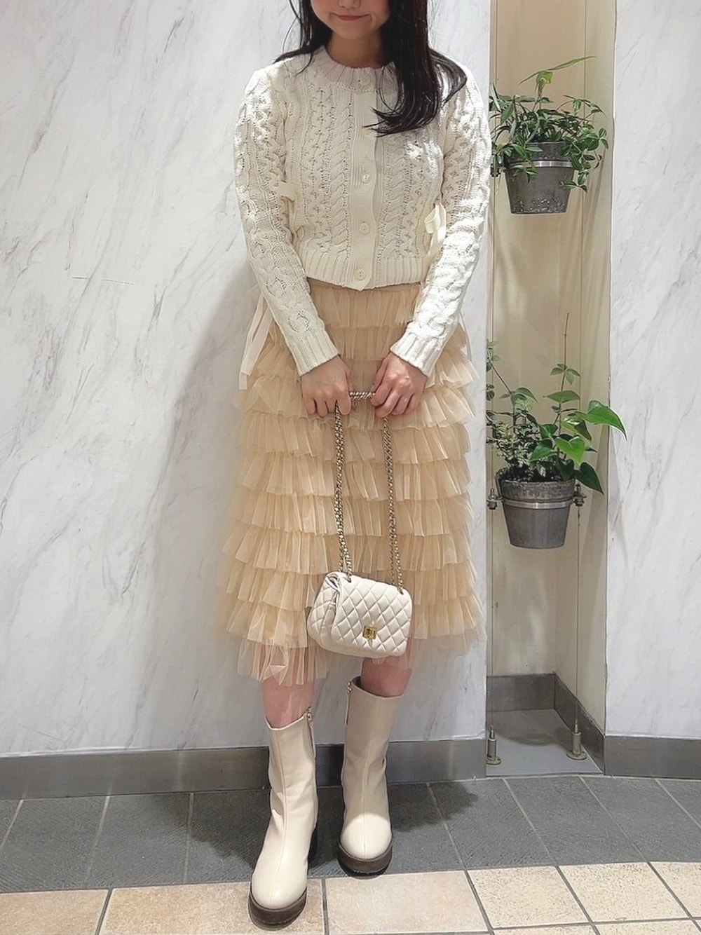 「オトナ女子、大人ガーリー、低身長コーデ、おでかけコーデ、フリル、スカート、春コーデ、deicy、mecouture」｜「DEICYのリボンケーブルカーディガン（カーディガン/ボレロ、ホワイト系）」を使った、DEICYさん（レディース・160cm）の冬コーディネートの1枚目の写真