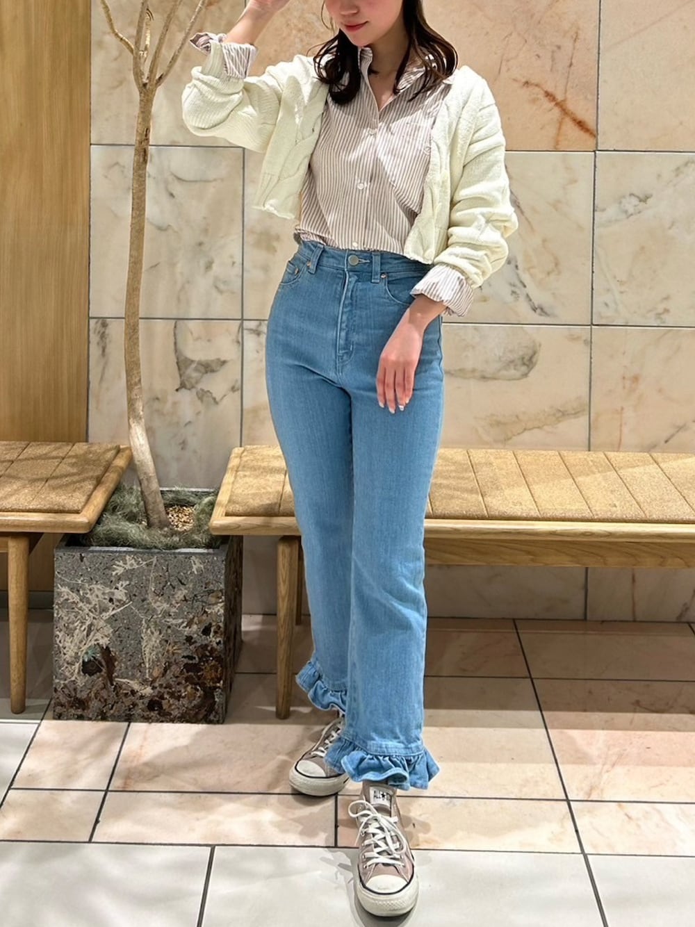 「春コーデ、デニム、スニーカー、オトナカジュアル、シャツスタイル、骨格ウェーブ、deicy、mecouture」｜「DEICYのＤｅｉｃｙルーズフィットシャツ（シャツ/ブラウス、ピンク系）」を使った、DEICYさん（レディース・160cm）の春コーディネートの1枚目の写真