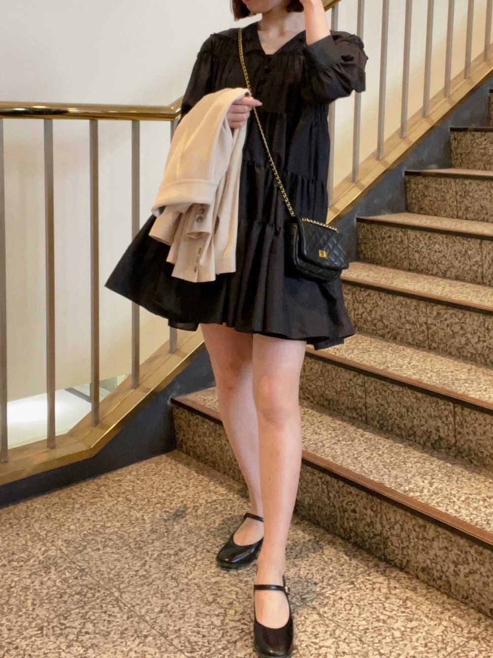 「春コーデ、ワンピース、ジャケット、オトナカジュアル、オトナ女子、deicy、mecouture」｜「DEICYのティアードミニワンピース（ワンピース、ブラック系）」を使った、DEICYさん（レディース・160cm）の春コーディネートの1枚目の写真