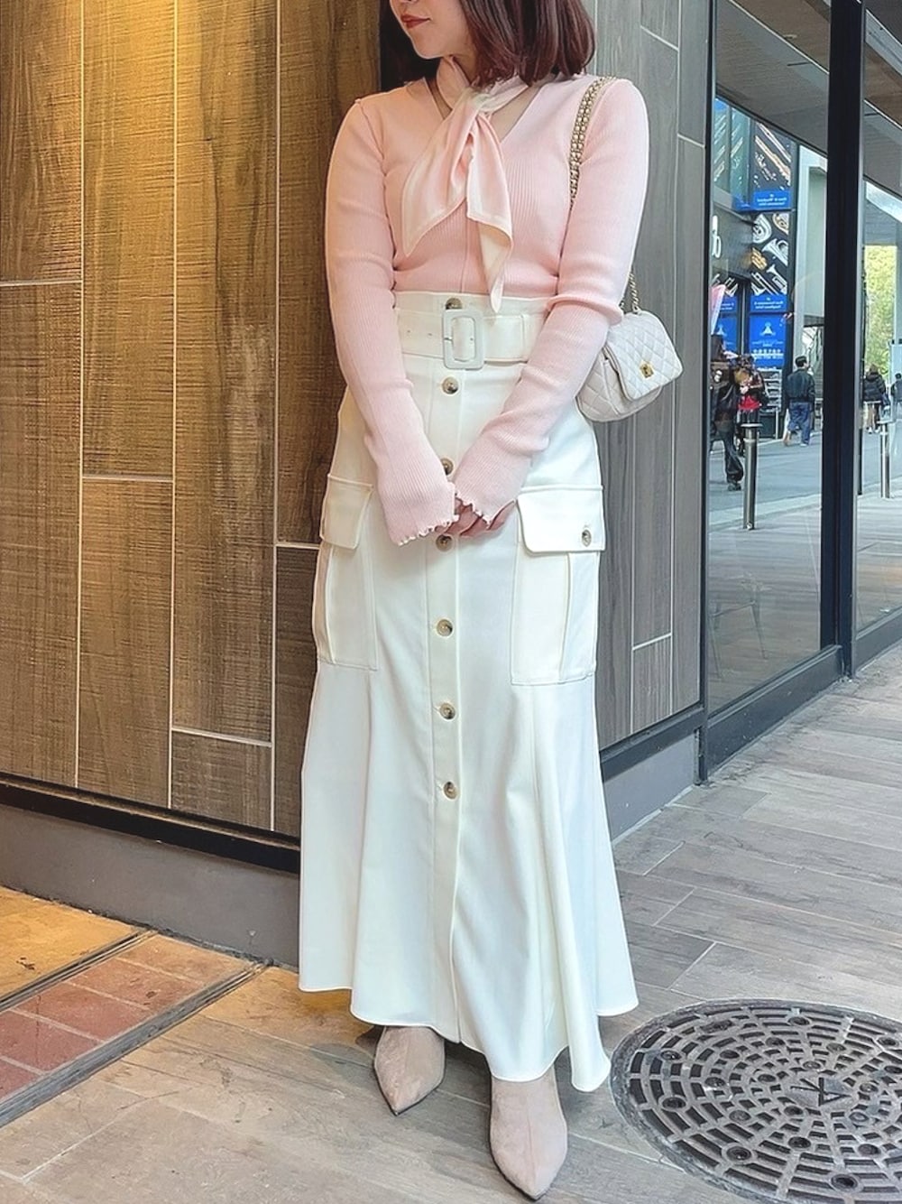 「オトナ女子、大人ガーリー、スカート、春コーデ、deicy、mecouture」｜「DEICYのカーゴポケットマーメイドスカート（スカート、ホワイト系）」を使った、DEICYさん（レディース・160cm）の冬コーディネートの1枚目の写真