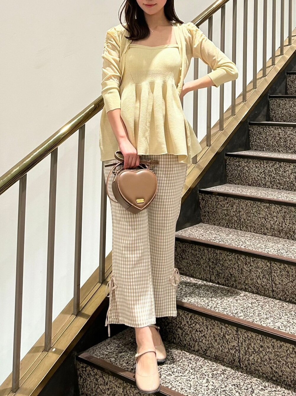 「春コーデ、オトナカジュアル、オトナ女子、パンツスタイル、骨格ウェーブ、deicy、mecouture」｜「ME COUTUREのレイヤードぺプラムセットニット（ニット/セーター、ベージュ系）」を使った、DEICYさん（レディース・160cm）の春コーディネートの1枚目の写真