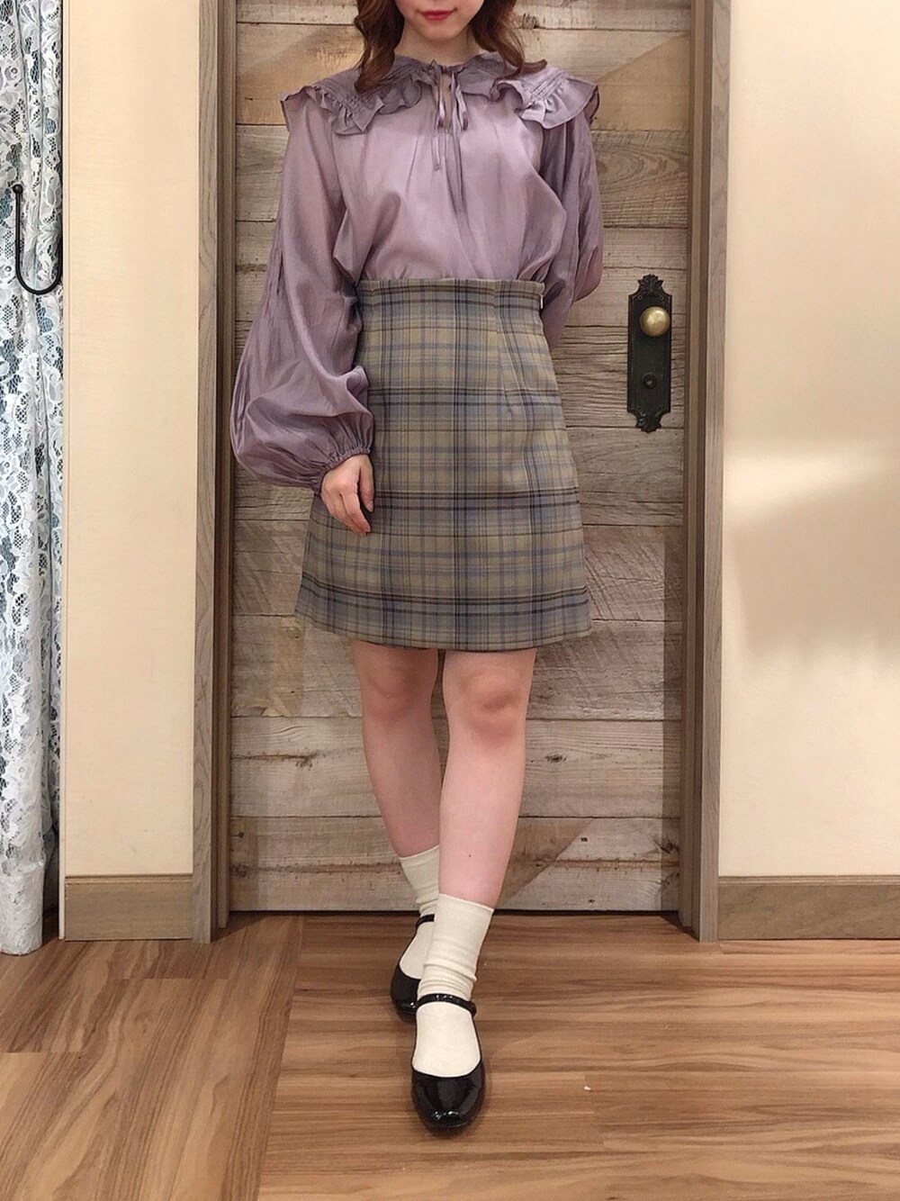 「deicy、秋トレンド2021、チェック柄、ビッグカラー」｜「DEICYのセーラーカラーピンタックブラウス（シャツ/ブラウス、パープル系）」を使った、DEICYさん（レディース・149cm）の秋コーディネートの1枚目の写真