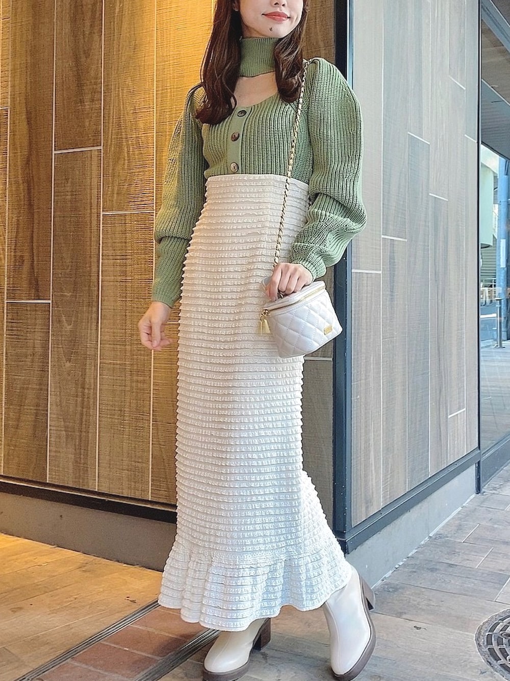「オトナ女子、大人ガーリー、フリル、スカート、春コーデ、deicy、mecouture」｜「DEICYのショートブーツ（ブーツ、ベージュ系）」を使った、DEICYさん（レディース・160cm）の冬コーディネートの1枚目の写真