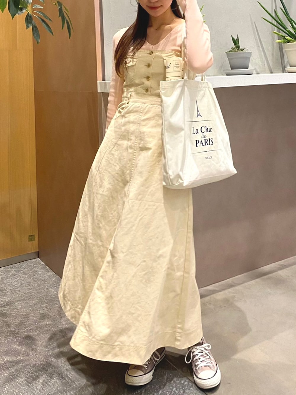 「大人カジュアル、カジュアルガーリー、デニム、ワンピース、春コーデ、deicy、mecouture」｜「DEICYのLa Chic de Paris トートバッグ（トートバッグ、ホワイト系）」を使った、DEICYさん（レディース・160cm）の冬コーディネートの1枚目の写真