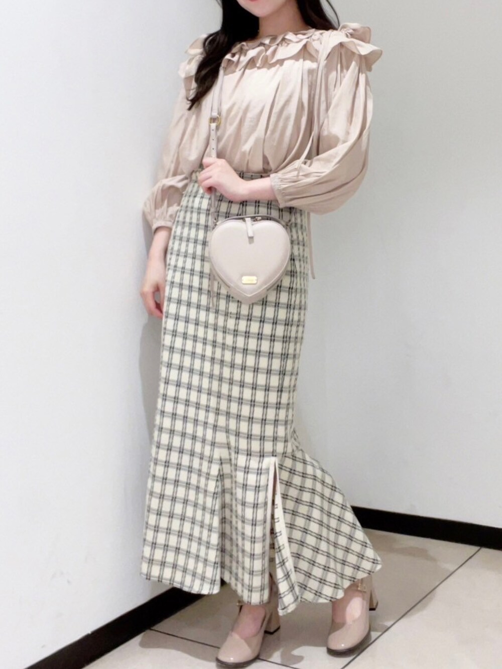 「大人女子、オトナ女子、フリル、ブラウス、スカート、チェック、春コーデ、deicy、mecouture」｜「DEICYのフリルギャザーオフショルブラウス（シャツ/ブラウス、ベージュ系）」を使った、DEICYさん（レディース・160cm）の冬コーディネートの1枚目の写真