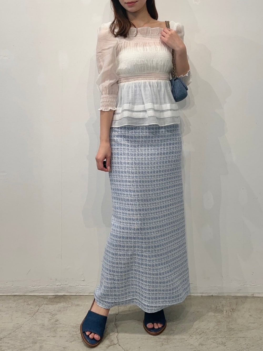 「オトナ女子、大人女子、お出かけコーデ、ツイード、スカート、シアートップス、ショルダーバッグ、骨格ウェーブ、春コーデ、春、deicy、mecouture」｜「DEICYのシアーシャーリングブラウス（シャツ/ブラウス、ホワイト系）」を使った、DEICYさん（レディース・160cm）の春コーディネートの1枚目の写真