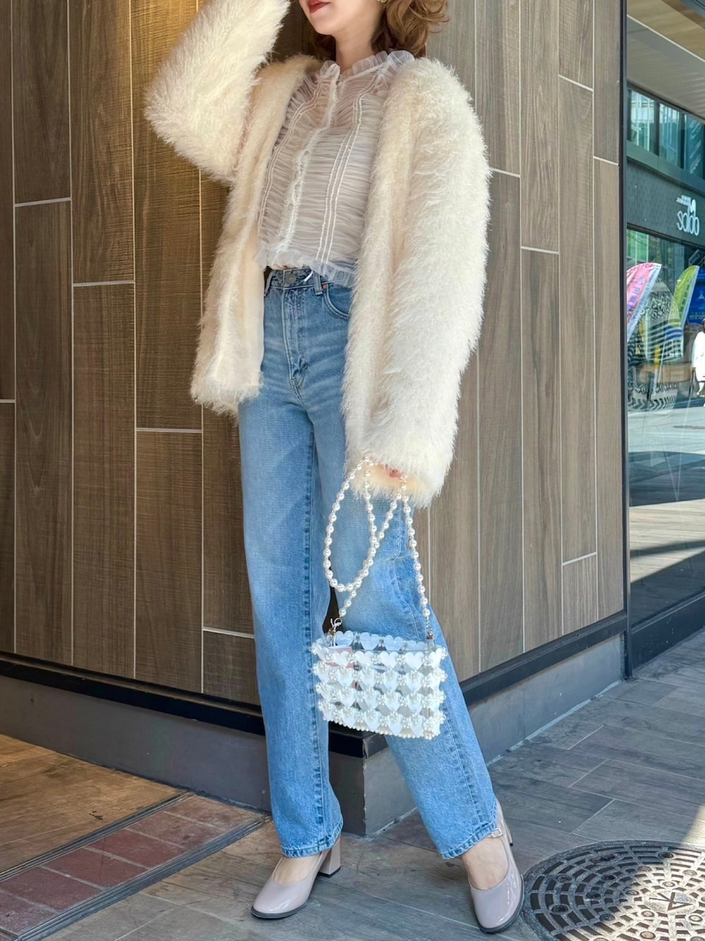 「シャギーコート、大人カジュアル、大人女子、ブラウス、ブラウス×デニム、骨格ウェーブ、春コーデ、deicy、mecouture」｜「ME COUTUREのブライトロングシャギーコート（ノーカラーコート、ホワイト系）」を使った、DEICYさん（レディース・160cm）の冬コーディネートの1枚目の写真