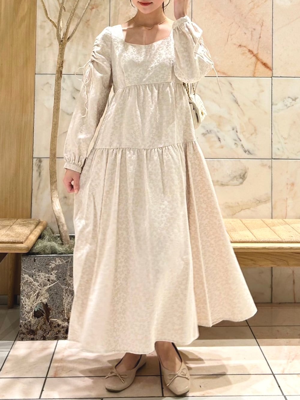 「休日スタイル、お出かけコーデ、大人ガーリー、ワンピース、春コーデ、deicy、mecouture」｜「DEICYのフラワーＪＱギャザーワンピース（ワンピース、ホワイト系）」を使った、DEICYさん（レディース・160cm）の冬コーディネートの1枚目の写真