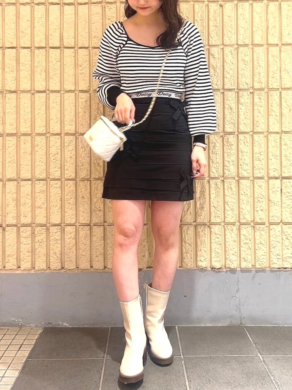 「きれいめカジュアル、モノトーン、ボーダー、スカート、低身長コーデ、春コーデ、deicy、mecouture」｜「DEICYのＤｅｉｃｙボーダーセットアップ（ワンピース、ブラック系）」を使った、DEICYさん（レディース・160cm）の冬コーディネートの1枚目の写真