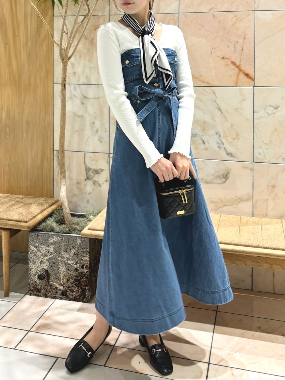 「デニムワンピース、デニム、ワンピース、きれいめカジュアル、大人カジュアル、春コーデ、deicy、mecouture」｜「DEICYのボーダースカーフＶネックリブニット（ニット/セーター、ホワイト系）」を使った、DEICYさん（レディース・160cm）の冬コーディネートの1枚目の写真