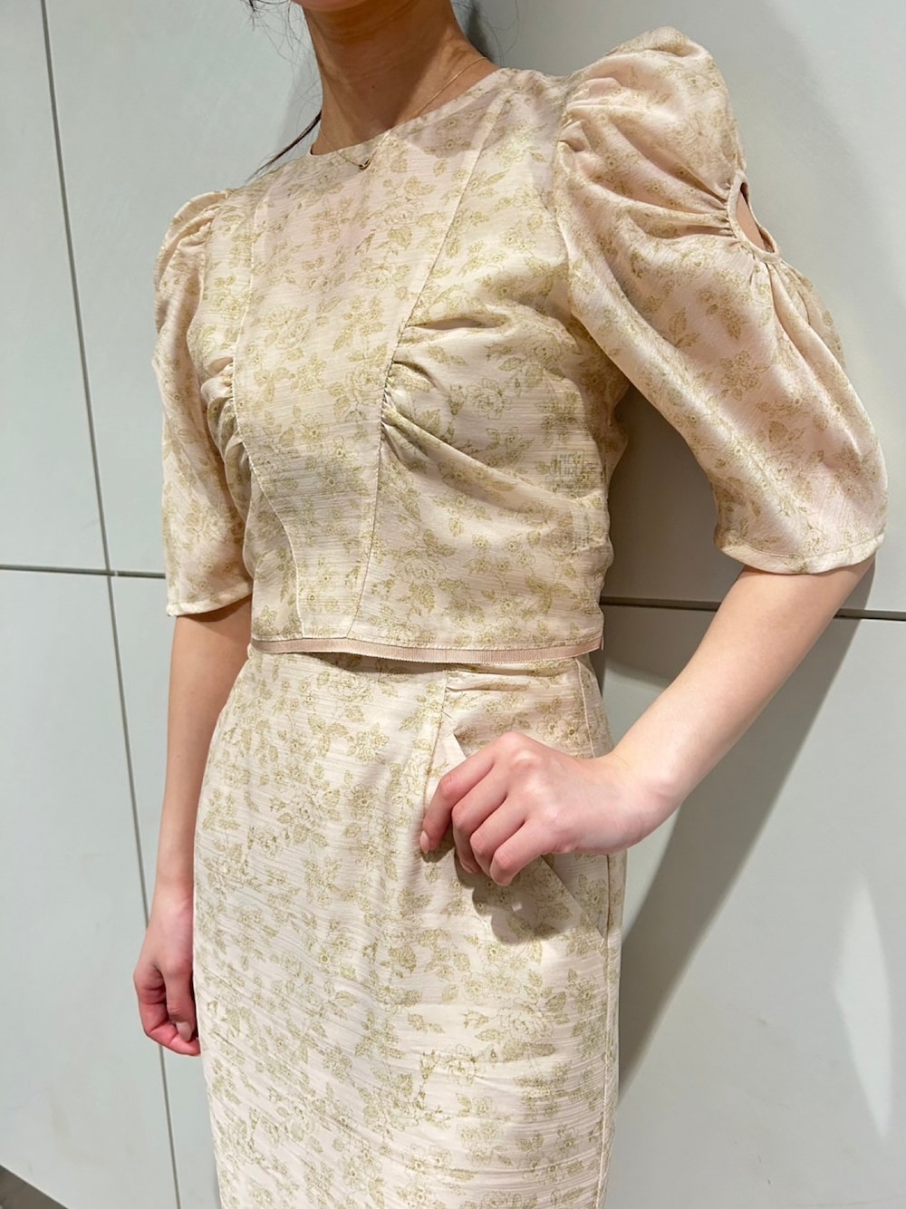 「春コーデ、花柄、ブラウス、スカート、オトナ女子、骨格ウェーブ、deicy、mecouture」｜「ME COUTUREのポワンティエフルールブラウス（シャツ/ブラウス、ピンク系）」を使った、DEICYさん（レディース・160cm）の春コーディネートの1枚目の写真