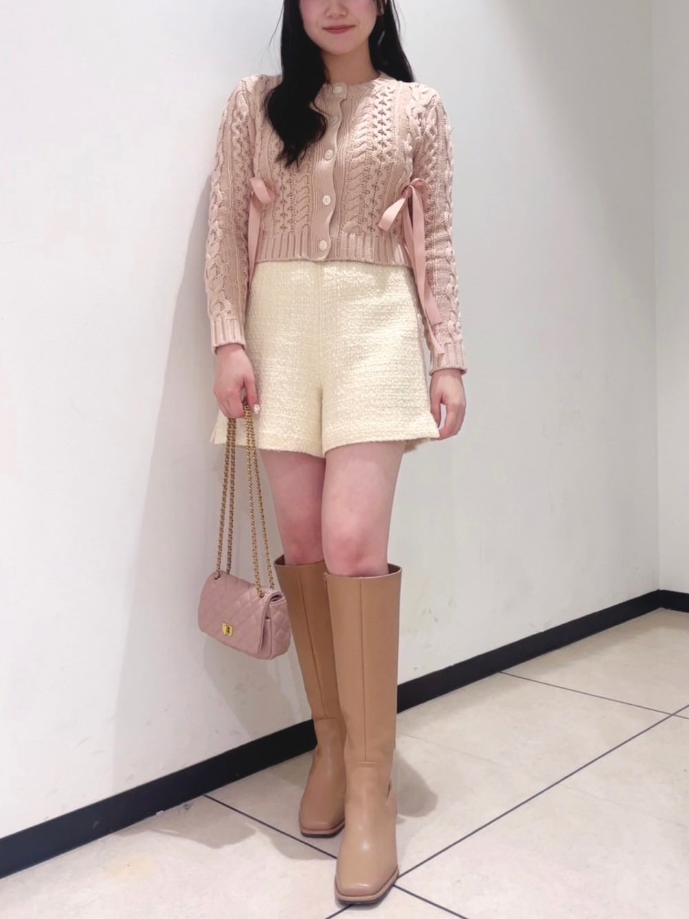 「オトナ女子、大人ガーリー、リボン、ピンク、春コーデ、deicy、mecouture」｜「DEICYのリボンケーブルカーディガン（カーディガン/ボレロ、ピンク系）」を使った、DEICYさん（レディース・160cm）の冬コーディネートの1枚目の写真