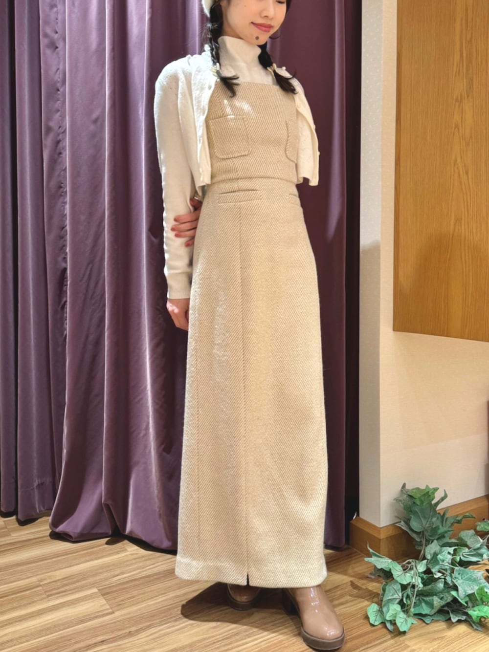 「大人かわいい、ツイード、ワンピース、春コーデ、deicy、mecouture」｜「ME COUTUREのスパンコールツイードサロペワンピース（ワンピース、ベージュ系）」を使った、DEICYさん（レディース・160cm）の冬コーディネートの1枚目の写真