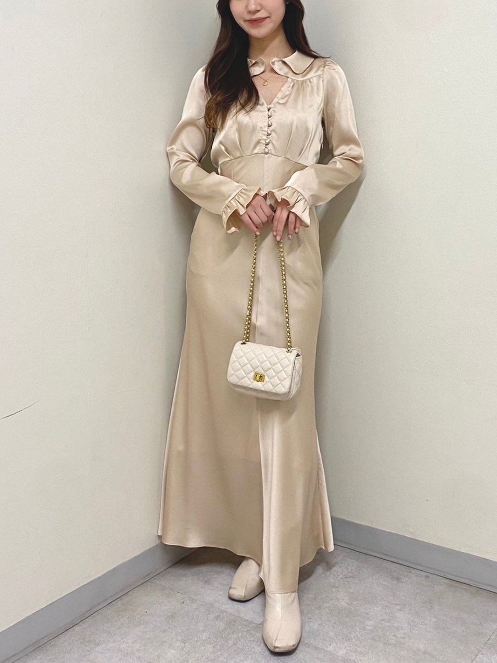 「オトナ女子、大人ガーリー、ワンピース、春コーデ、deicy、mecouture」｜「ME COUTUREのブライトサテンカットアウトドレス（ワンピース、ベージュ系）」を使った、DEICYさん（レディース・160cm）の冬コーディネートの1枚目の写真